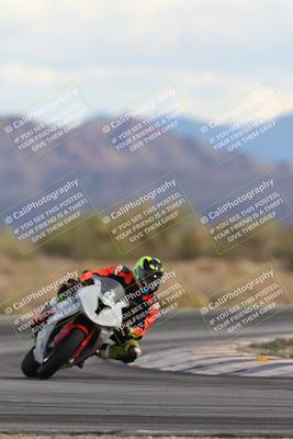 media/Nov-16-2025-Race Pace (Sun) [[8c5fa54630]]/Non Verified Riders (1st 20 Minutes)/5-Turn 15 (110pm)/